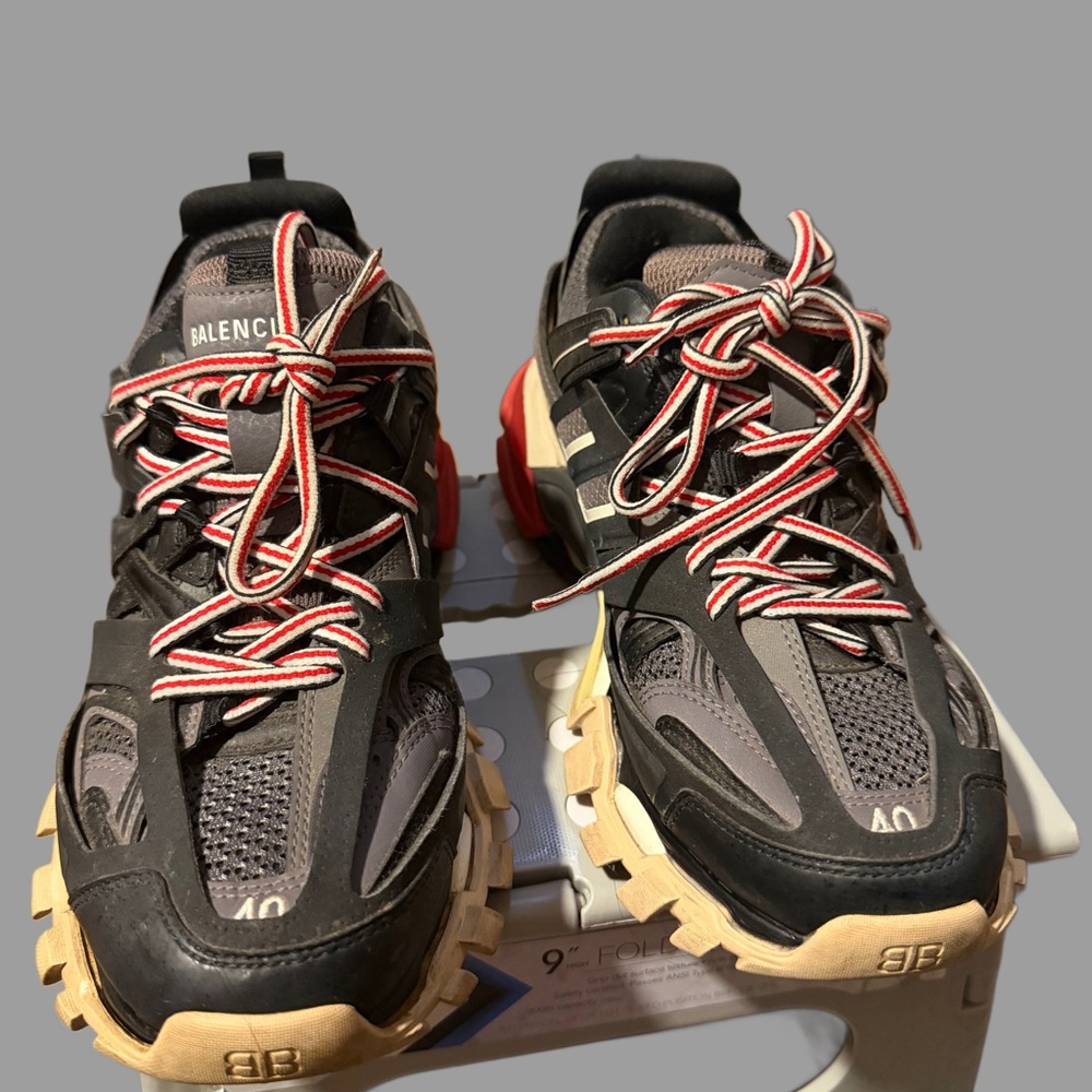 Balenciaga Black and Red track - Picture 2 of 6